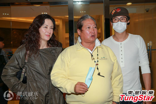 组图：周家蔚喜诞龙宝宝 洪金宝升级做祖父
